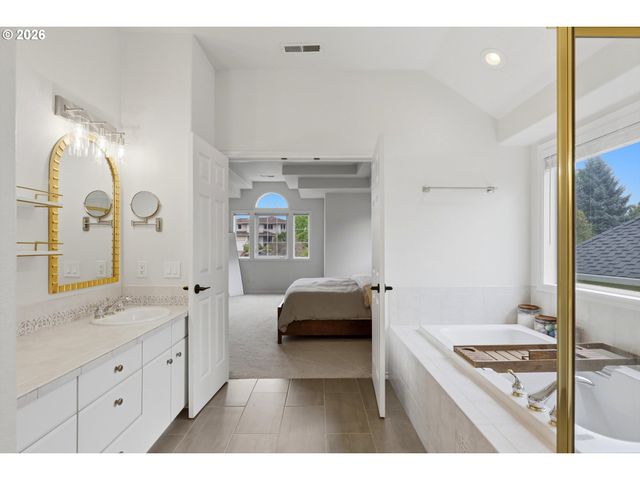 13846 Sw LEAH Ter, Portland, OR 97224