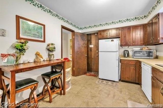 27065 Dowland Street, Warren, MI 48092