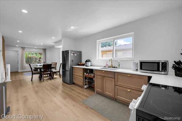 27065 Dowland Street, Warren, MI 48092