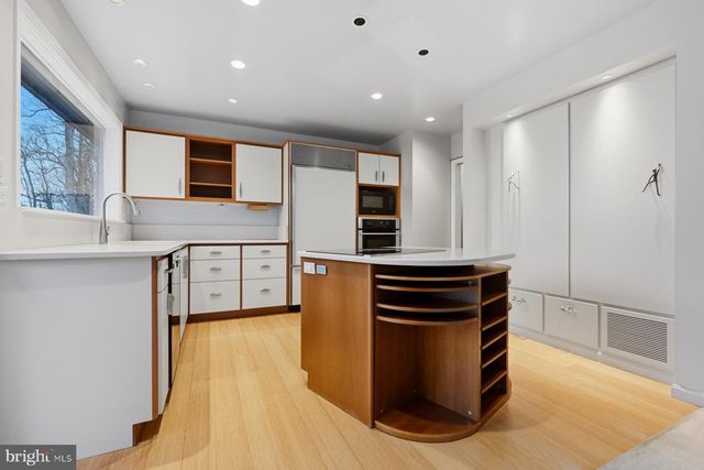 143-A E LAKE DR, Annapolis, MD 21403