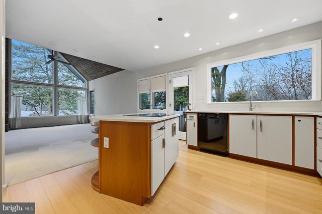 143-A E LAKE DR, Annapolis, MD 21403