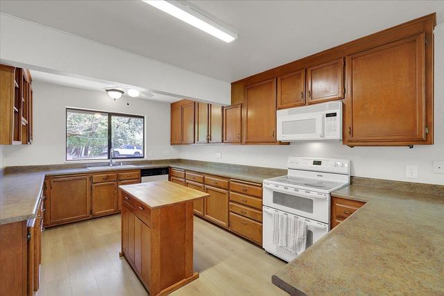 4550 S Point Rd, Diamond Springs, CA 95619