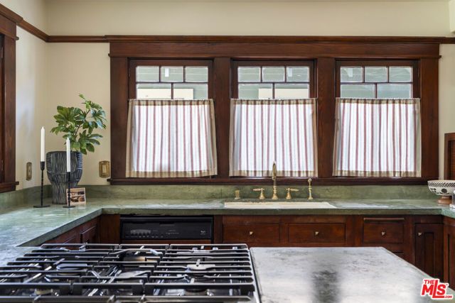 2093 W 28th Street, Los Angeles, CA 90018