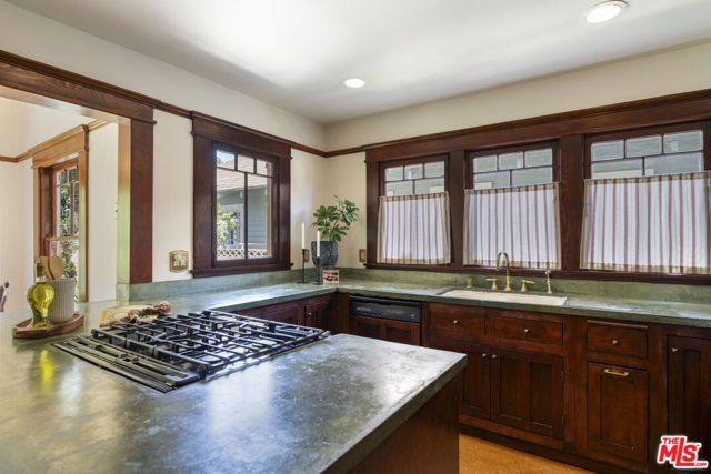 2093 W 28th Street, Los Angeles, CA 90018