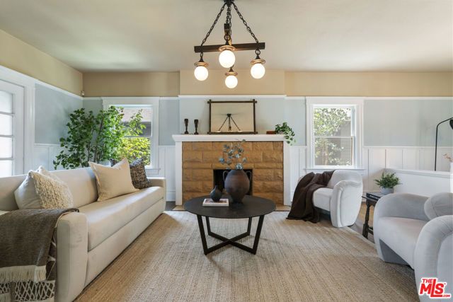 2093 W 28th Street, Los Angeles, CA 90018