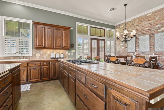 2210 Laurel Lakes Ave, Baton Rouge, LA 70820