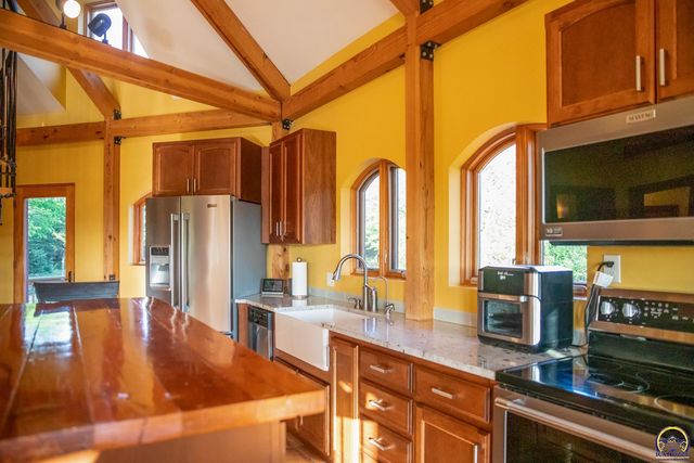 633 E 300 Rd, Overbrook, KS 66524