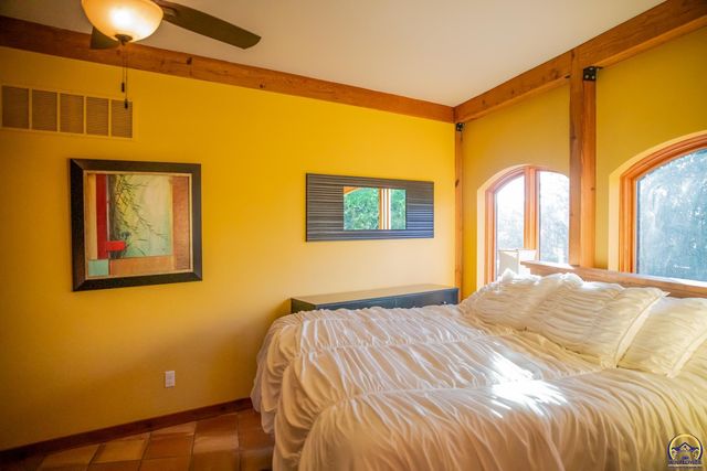 633 E 300 Rd, Overbrook, KS 66524