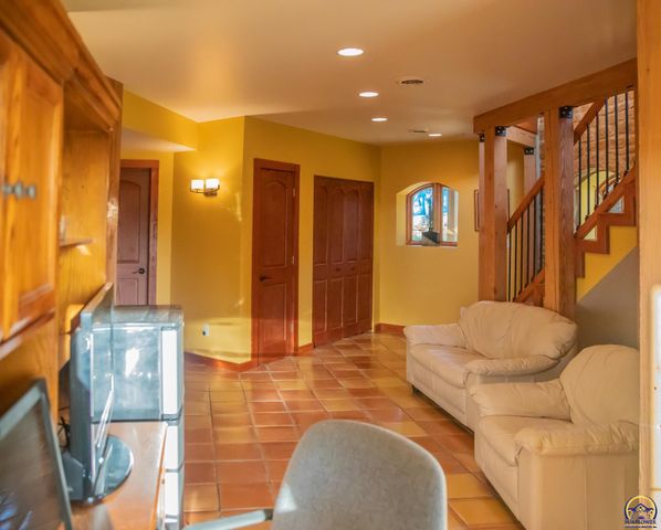 633 E 300 Rd, Overbrook, KS 66524