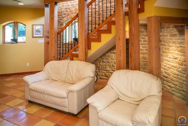 633 E 300 Rd, Overbrook, KS 66524