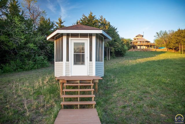 633 E 300 Rd, Overbrook, KS 66524
