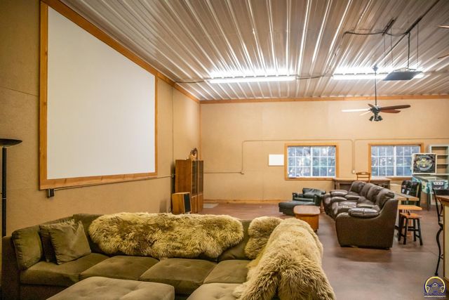 633 E 300 Rd, Overbrook, KS 66524
