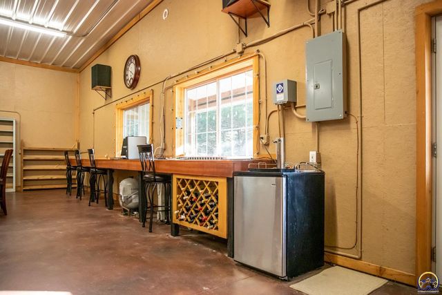 633 E 300 Rd, Overbrook, KS 66524