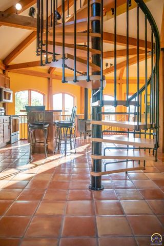 633 E 300 Rd, Overbrook, KS 66524