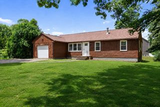 1096 Taunton Ave, Seekonk, MA 02771