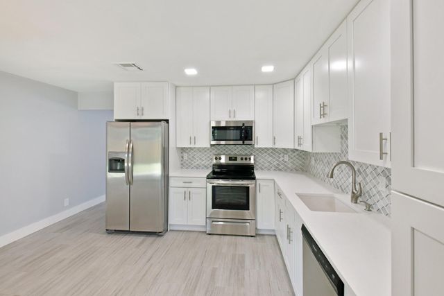 9128 Roan Lane, West Palm Beach, FL 33403