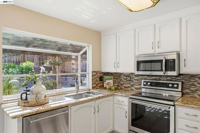 7738 Fairoaks Dr, Pleasanton, CA 94588