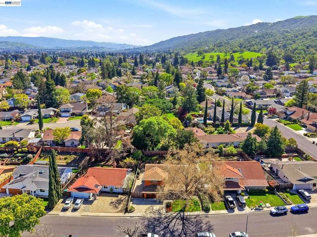 7738 Fairoaks Dr, Pleasanton, CA 94588