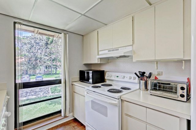 130 Brackenwood Road, Palm Beach Gardens, FL 33418