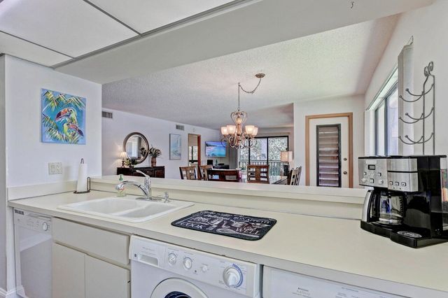 130 Brackenwood Road, Palm Beach Gardens, FL 33418