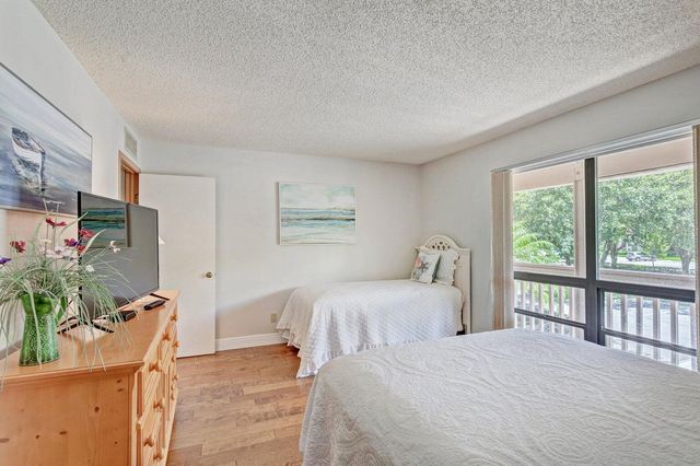 130 Brackenwood Road, Palm Beach Gardens, FL 33418