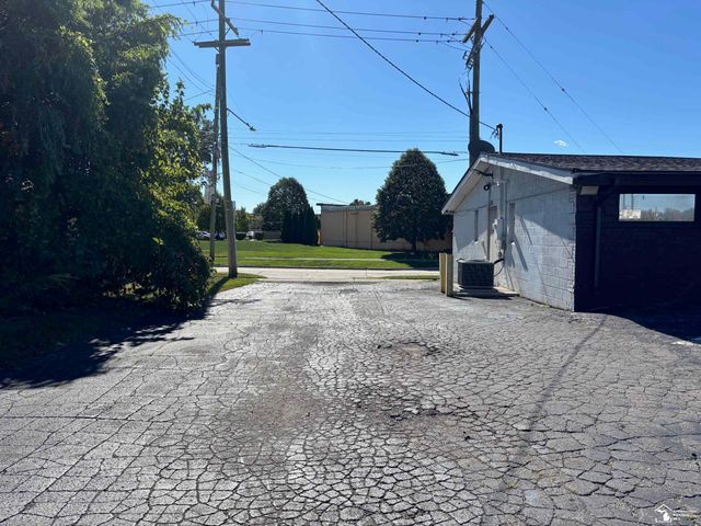8357 Telegraph Road, Taylor, MI 48180