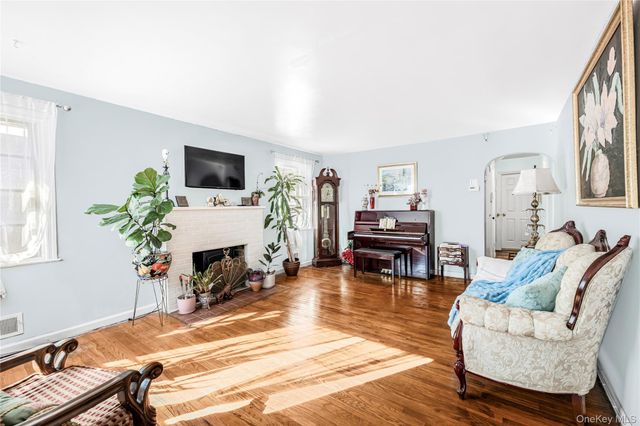 233 Clunie Avenue, Yonkers, NY 10703