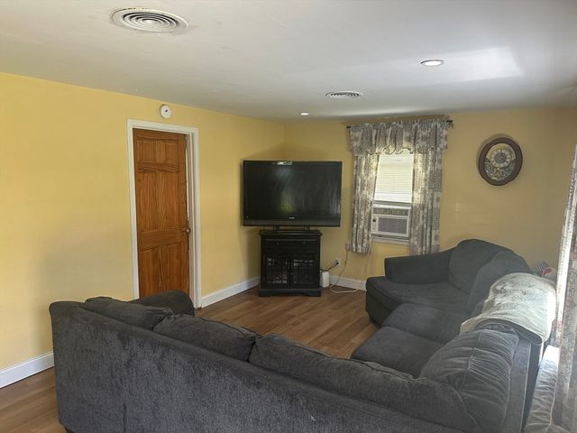 20 Keddy St, Springfield, MA 01109