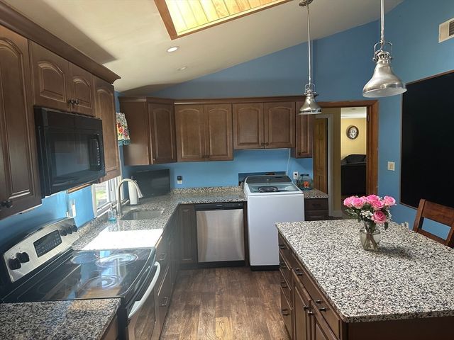 20 Keddy St, Springfield, MA 01109