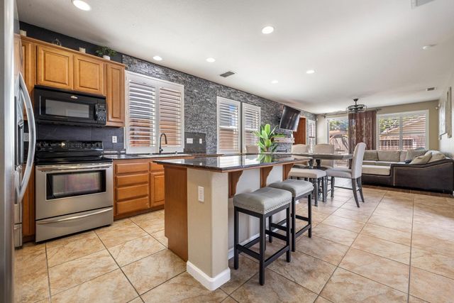5323 St Elmo Ct, Riverbank, CA 95367