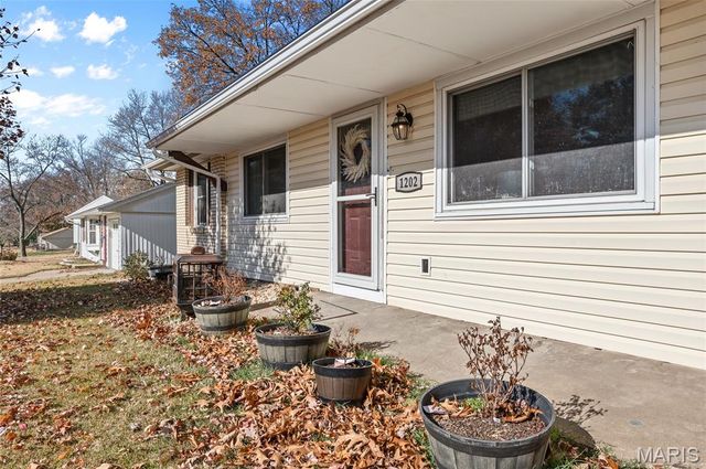 1202 Sir Lancelot Lane, Godfrey, IL 62035