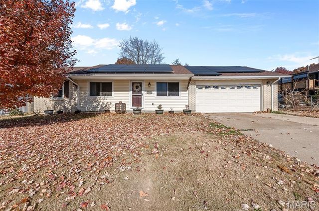 1202 Sir Lancelot Lane, Godfrey, IL 62035