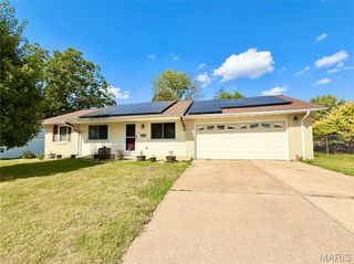 1202 Sir Lancelot Lane, Godfrey, IL 62035