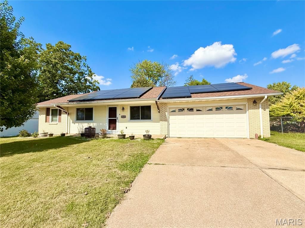 1202 Sir Lancelot Lane, Godfrey, IL 62035