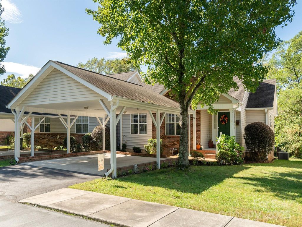 59 N Creekside Court, Hendersonville, NC 28791