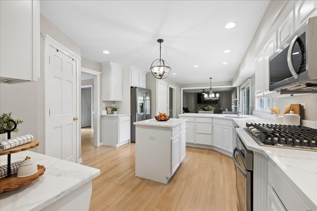 1430 Allyson Court, Libertyville, IL 60048