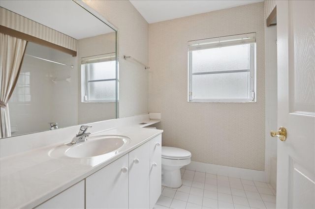 10884 Royal Caribbean Circle, Boynton Beach, FL 33437