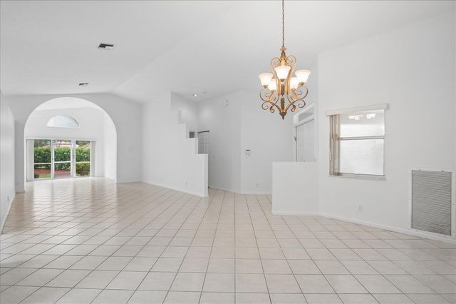 10884 Royal Caribbean Circle, Boynton Beach, FL 33437