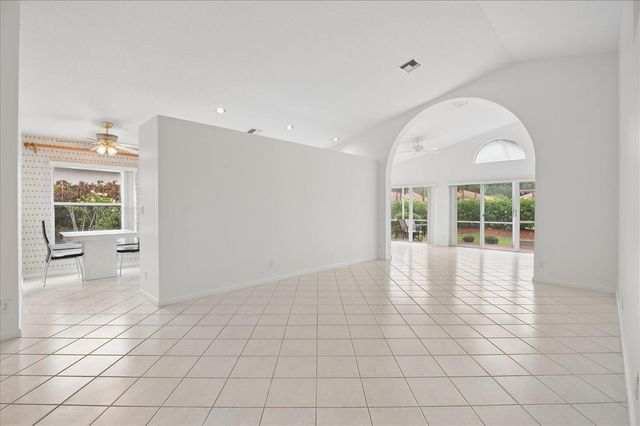 10884 Royal Caribbean Circle, Boynton Beach, FL 33437