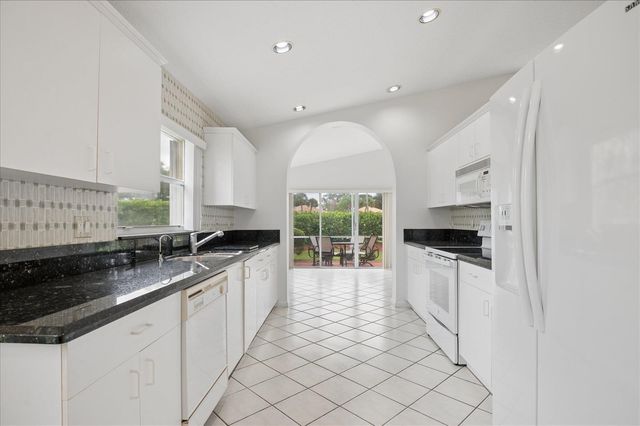 10884 Royal Caribbean Circle, Boynton Beach, FL 33437