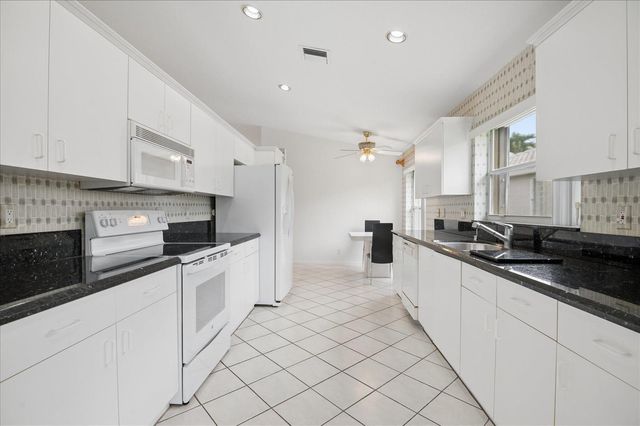 10884 Royal Caribbean Circle, Boynton Beach, FL 33437