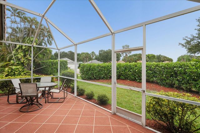 10884 Royal Caribbean Circle, Boynton Beach, FL 33437