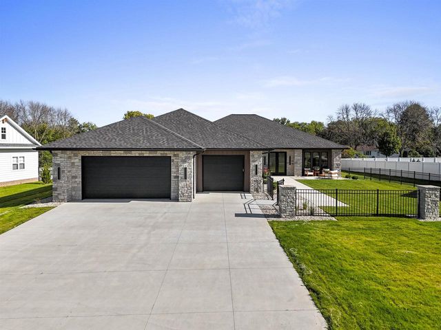 2448 RIDDLE COURT, De Pere, WI 54115