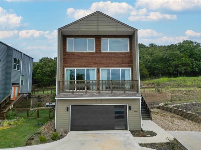 1054 E Huntsville Road, Fayetteville, AR 72701