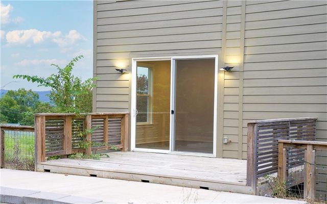 1054 E Huntsville Road, Fayetteville, AR 72701