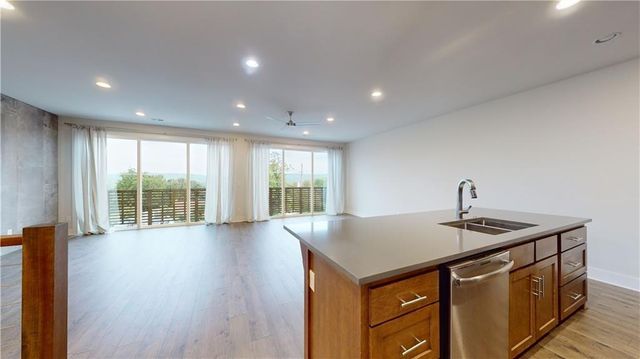 1054 E Huntsville Road, Fayetteville, AR 72701