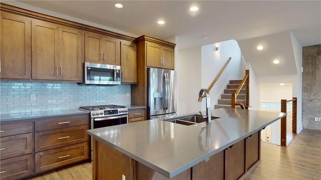 1054 E Huntsville Road, Fayetteville, AR 72701