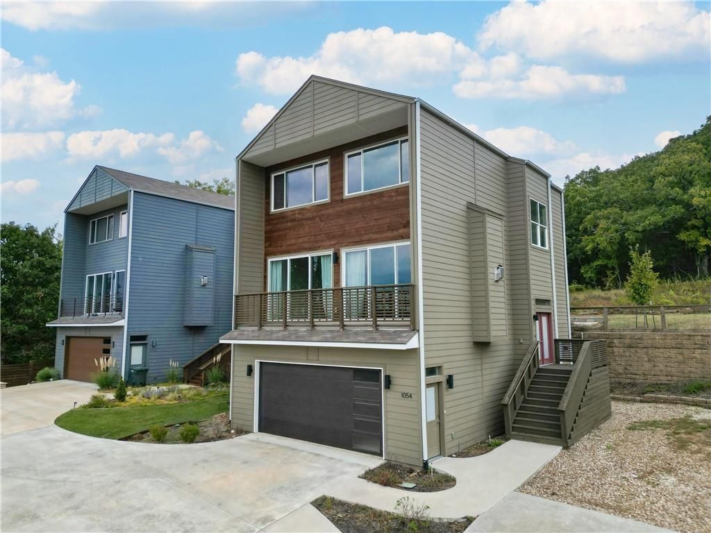 1054 E Huntsville Road, Fayetteville, AR 72701