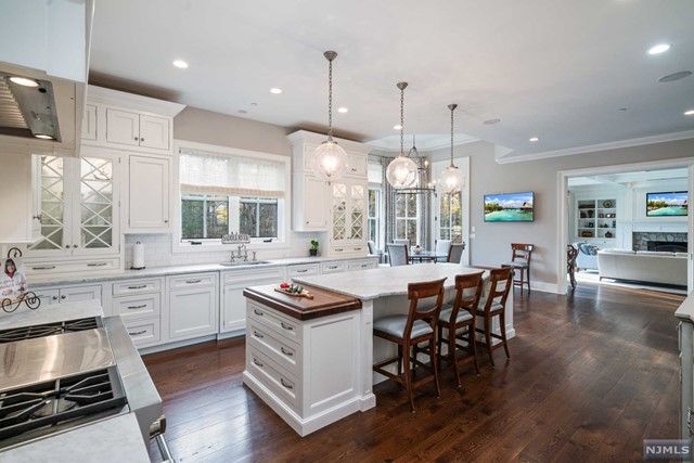 32 Ackerman Road, Saddle River, NJ 07458