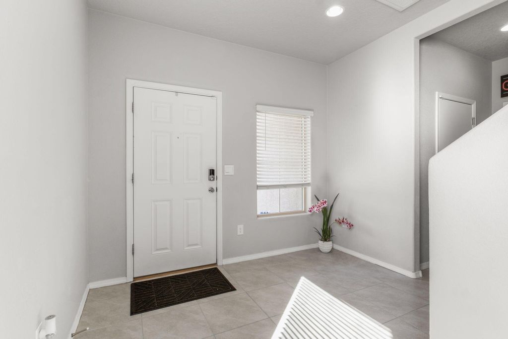 Image 4 of property listing at 4892 Longs Peak Road NE, Rio Rancho, NM 87144